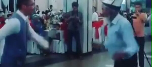 Аташка зажигает круче американских звезд — видео с тоя - Sputnik Кыргызстан