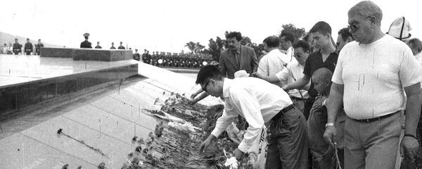 Перезахоронение жертв репрессий в мемориальном комплексе Ата-Бейит Перезахоронение жертв репрессий в мемориальном комплексе Ата-Бейит - Sputnik Кыргызстан
