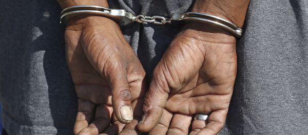 Задержанный в наручниках. Архивное фото - Sputnik Кыргызстан