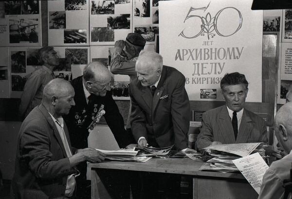 Өткөн кылымдын 50-жылдарында эмгектенген архивчилер - Sputnik Кыргызстан