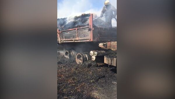 В Караколе полностью сгорел КамАЗ с тюками сена — видео очевидца - Sputnik Кыргызстан