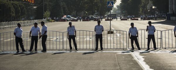 Сотрудники милиции на площади Ала-Тоо в Бишкеке. Архивное фото - Sputnik Кыргызстан