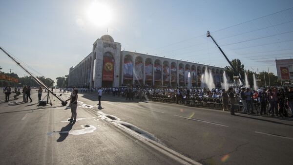 Горожане на площади Ала-Тоо в Бишкеке во время празднования дня независимости Кыргызстана. Архивное фото - Sputnik Кыргызстан