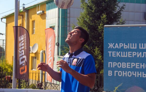 Футболист сборной Кыргызстана Ислам Шамшиев на час стал сотрудником одной из автозаправочных станций в Бишкеке - Sputnik Кыргызстан