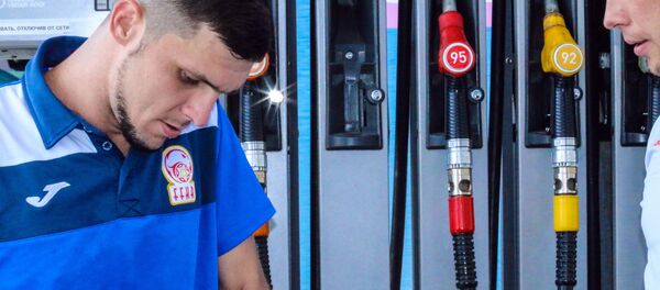 Футболист сборной Кыргызстана на час стал сотрудником одной из автозаправочных станций в Бишкеке - Sputnik Кыргызстан