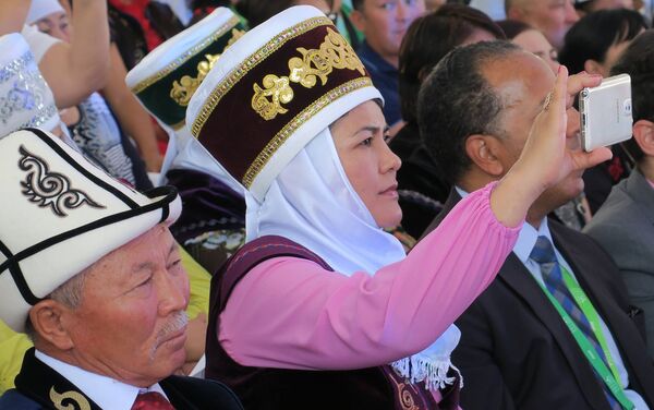 В концерте участвовали государственные фольклорные и танцевальные коллективы, заслуженные деятели культуры и лауреаты международных конкурсов. - Sputnik Кыргызстан