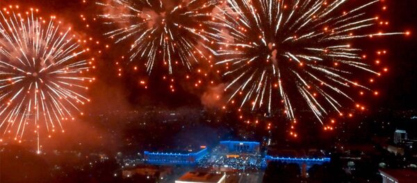 Летаем над Бишкеком и смотрим праздничный салют — видео с дрона - Sputnik Кыргызстан