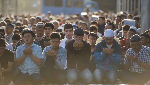 Мусульмане на праздничном намазе на старой площади Бишкека. Архивное фото - Sputnik Кыргызстан