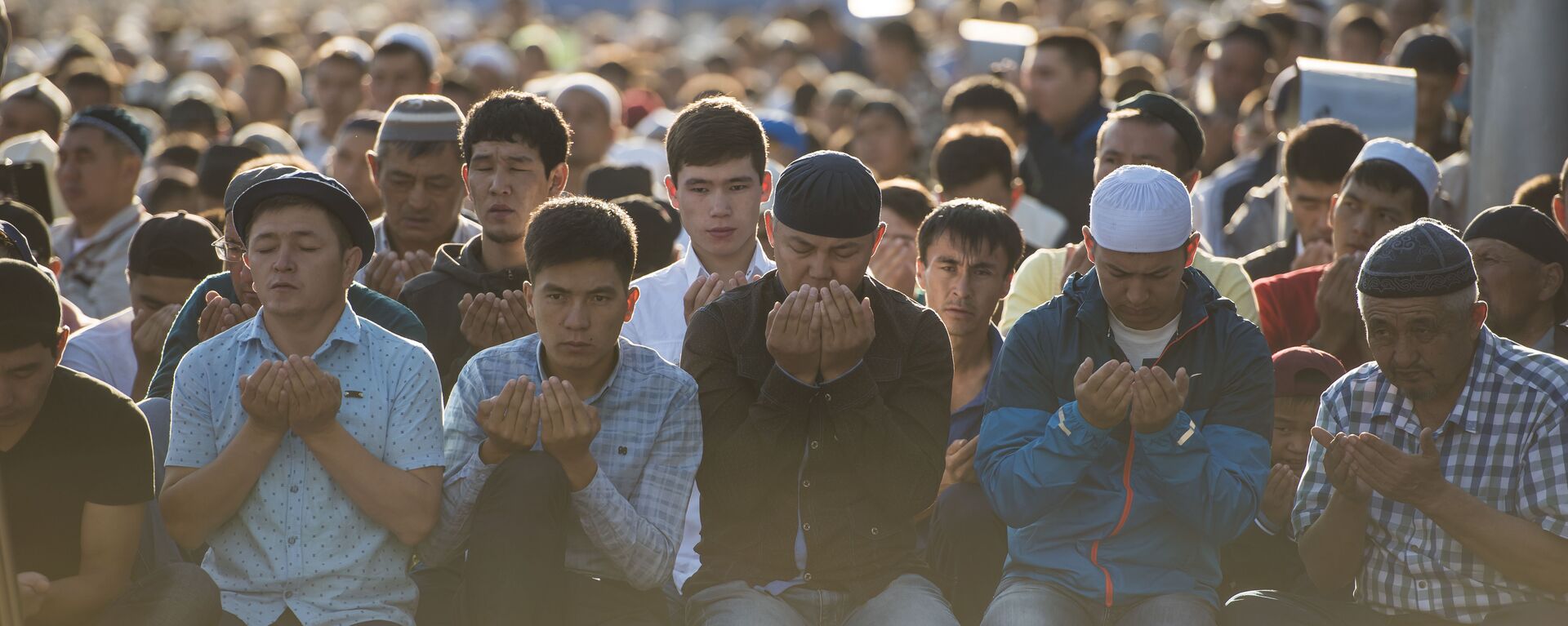 Мусульмане на праздничном намазе на старой площади Бишкека. Архивное фото - Sputnik Кыргызстан, 1920, 30.06.2022