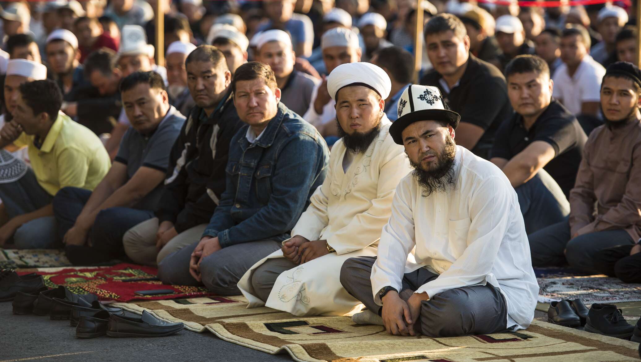 Мусульмане последних дней. Мусульмане. Фото мусульман. Жизнь мусульман. Киргизы молятся.