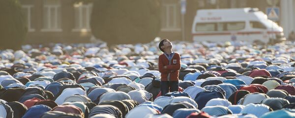 Айт-намаз на старой площади Бишкека Айт-намаз на старой площади Бишкека - Sputnik Кыргызстан