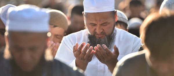 Мусульмане во время праздничного намаза. Архивное фото - Sputnik Кыргызстан