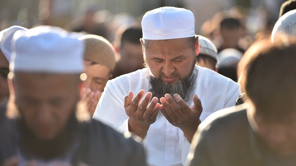Мусульмане во время праздничного намаза. Архивное фото - Sputnik Кыргызстан