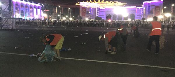 Бишкекте эгемендүүлүк күнүнө арналган иш-чаралардан кийин калаадан сегиз унаа таштанды чыгарылганын шаардык мэриядан билдиришти Бишкекте эгемендүүлүк күнүнө арналган иш-чаралардан кийин калаадан сегиз унаа таштанды чыгарылганын шаардык мэриядан билдиришти - Sputnik Кыргызстан