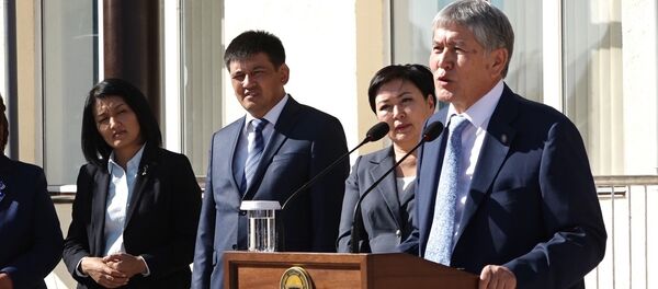 Атамбаев: эгер апам мени окууга жибербегенде айылда сугатчы болмокмун - Sputnik Кыргызстан