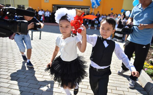 В Бишкеке в первый класс поступили 16 тысяч детей - Sputnik Кыргызстан