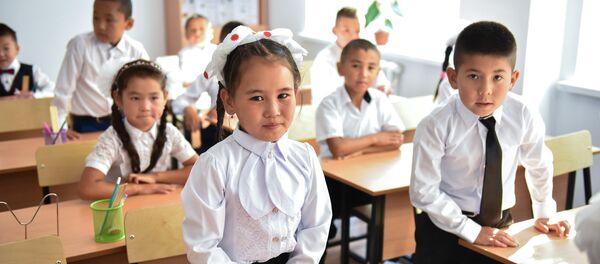 Школьники на уроке. Архивное фото - Sputnik Кыргызстан