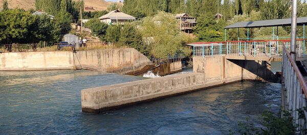 Премьер-министр Сапар Исаков укук коргоо органдарына Ошту таза суу менен камсыздоо боюнча долбоорду ишке ашырууда шалаакылыкка жол бергендерди аныктап чыгууну тапшырды - Sputnik Кыргызстан