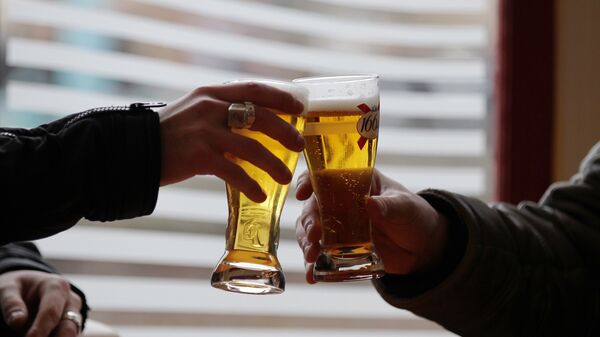 Двое мужчин пьют пиво за барным столом. Архивное фото - Sputnik Кыргызстан