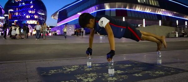 Рекорд! Пятиклассник из Казахстана на трех бутылках отжался 53 раза - Sputnik Кыргызстан