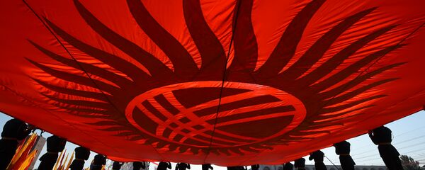 Государственный флаг Кыргызстана. Архивное фото - Sputnik Кыргызстан