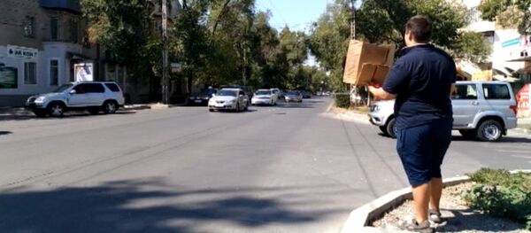 Он предупреждал бишкекчан о гаишниках, за ним приехали другие милиционеры - Sputnik Кыргызстан