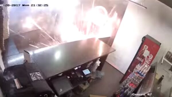 В пиццерию подбросили горящую салютную установку — видео из Ливерпуля - Sputnik Кыргызстан