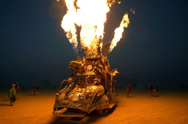 Фестиваль Burning Man в пустыне Блэк-Рок, США Фестиваль Burning Man в пустыне Блэк-Рок, США - Sputnik Кыргызстан