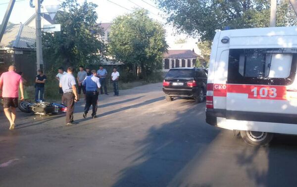 В Бишкеке на пересечении улиц Элебаева и Карасаева (бывшая Дружбы) сбили мотоциклиста - Sputnik Кыргызстан