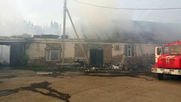 Пожар в складе и административном здании на рынке Азиз по улице Махатмы Ганди - Sputnik Кыргызстан
