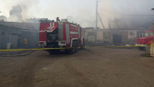 Пожар в складе и административном здании на рынке Азиз по улице Махатмы Ганди - Sputnik Кыргызстан