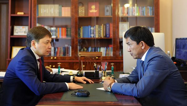 Премьер-министр КР Сапар Исаков принял председателя Фонда по управлению государственными имуществом при ПКР Болсунбека Казакова - Sputnik Кыргызстан