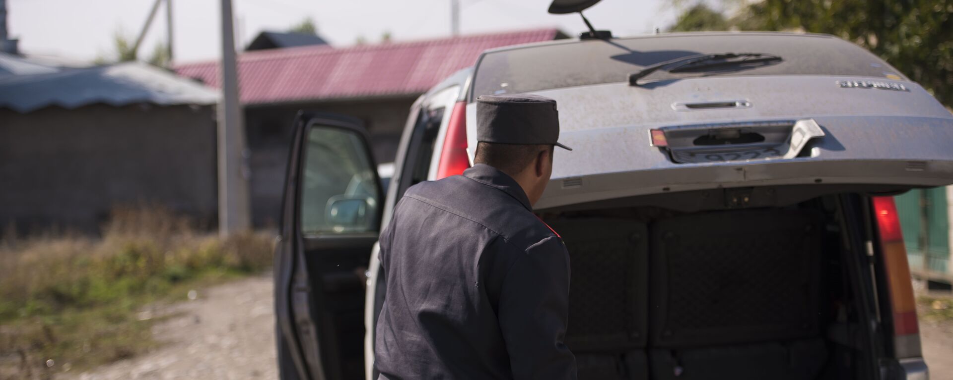 Сотрудник милиции проверят багажник автомобиля. Архивное фото - Sputnik Кыргызстан, 1920, 27.02.2022