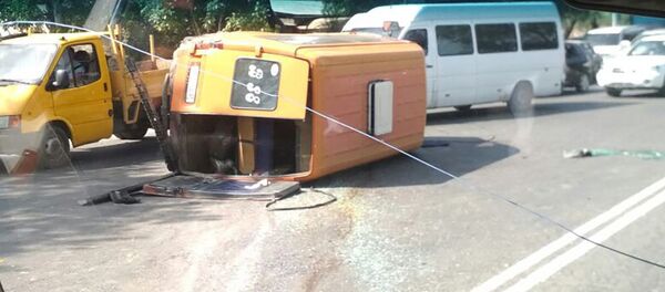 Военно-Антоновка айылындагы Фрунзе көчөсүндө жүргүнчү ташыган маршрутка жолдон оодарылып калган - Sputnik Кыргызстан