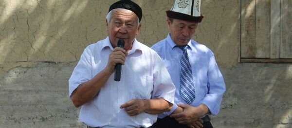 Баткен облусундагы Лейлек районунун Чымген айылына ардагер мугалим Бабакул Осмоновдун үй-бүлөсү таза суу чыгаруучу насостук станция куруп берди - Sputnik Кыргызстан