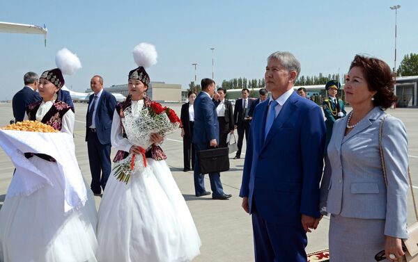 В международном аэропорту Манас состоялась официальная церемония встречи лидеров двух стран - Sputnik Кыргызстан