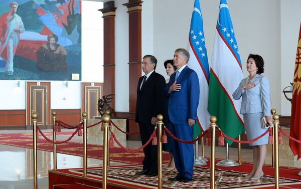 На флагштоках подняли государственные флаги государств, был выстроен почетный караул, прозвучали гимны двух стран - Sputnik Кыргызстан