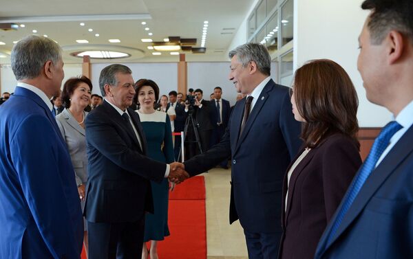 В рамках государственного визита состоятся переговоры Мирзиёева с президентом Алмазбеком Атамбаевым - Sputnik Кыргызстан