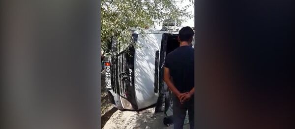 Катуу келе жаткан жол тандабас маршрутканы кагып салды. Кырсыктын видеосу - Sputnik Кыргызстан