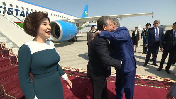 Президенты обнимались и улыбались — как Атамбаев встретил Мирзиёева - Sputnik Кыргызстан