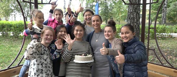 С днем рождения! Участницу из Кыргызстана поздравили на шоу НТВ С днем рождения! Участницу из Кыргызстана поздравили на шоу НТВ - Sputnik Кыргызстан