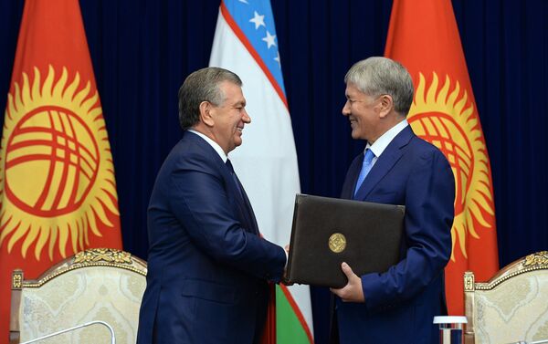 Шавкат Мирзиёев пригласил Алмазбека Атамбаева с ответным госвизитом в Узбекистан - Sputnik Кыргызстан