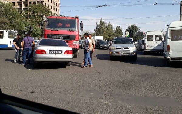 Происшествие случилось на пересечении проспекта Чуй и улицы Курманджан Датки. - Sputnik Кыргызстан