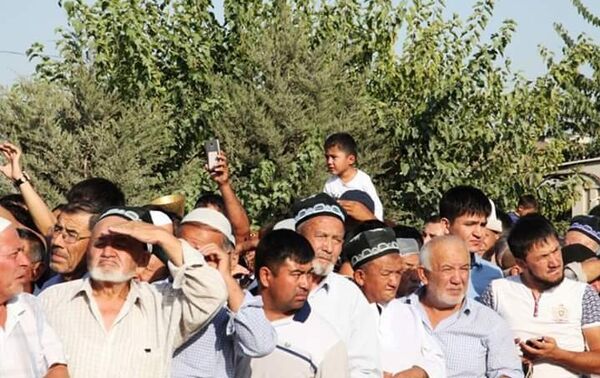 Контрольно-пропускной пункт Достук в Ошской области на границе с Узбекистаном возобновил работу в круглосуточном режиме - Sputnik Кыргызстан