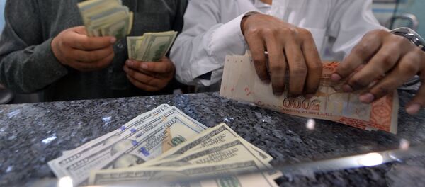 Мужчины считают доллары США. Архивное фото - Sputnik Кыргызстан