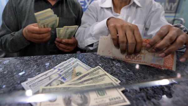 Мужчины считают деньги в обменке. Архивное фото - Sputnik Кыргызстан