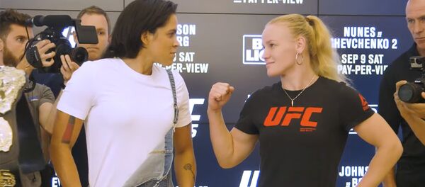 Бойцы UFC Валентина Шевченко и Аманда Нуньес на дуэли взглядов в Эдмонтоне (Канада) - Sputnik Кыргызстан