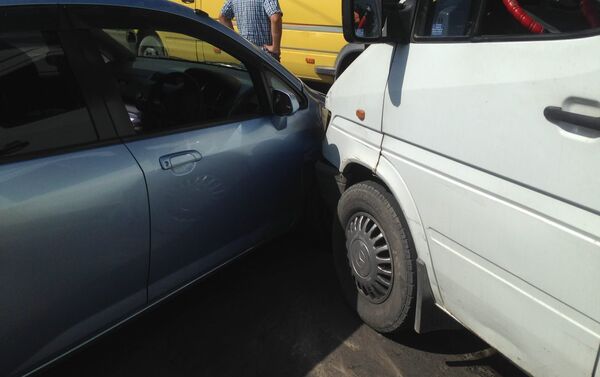 В центре Бишкека столкнулись маршрутное такси №199 и автомобиль Honda Fit - Sputnik Кыргызстан