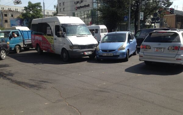 Авария произошла в четверг, 7 сентября, примерно в 13.30 на пересечении улиц Киевской и Панфилова. - Sputnik Кыргызстан
