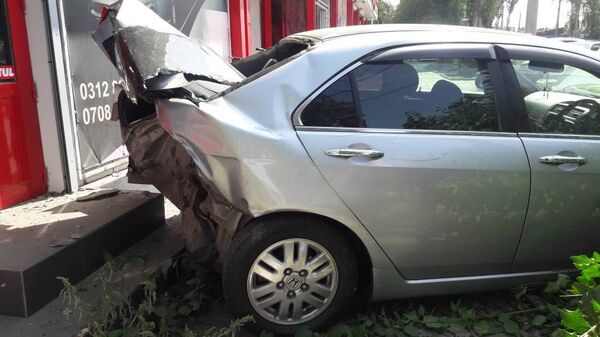 В Бишкеке легковушка протаранила два автомобиля - Sputnik Кыргызстан